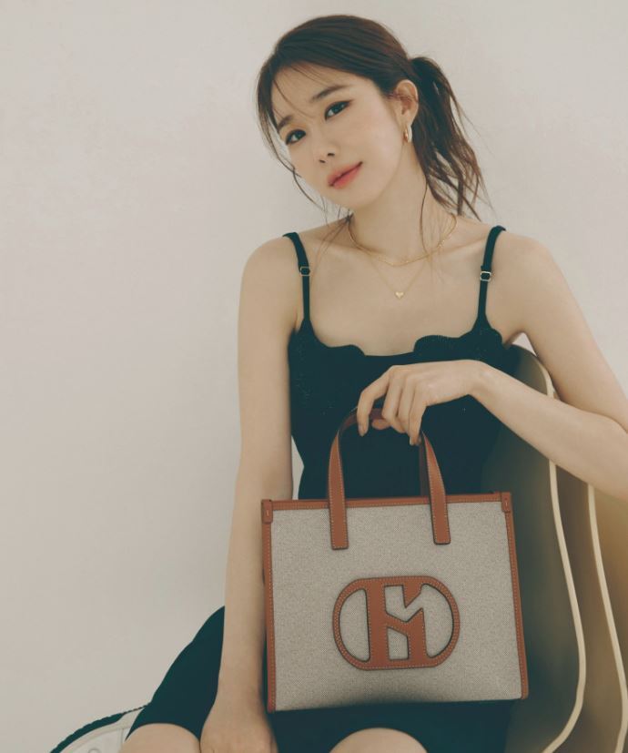 헤지스 가방 (유인나 PICK) 인기대란 H소가죽 패치 베이지 토트 겸 숄더백 M HIBA3E108I2