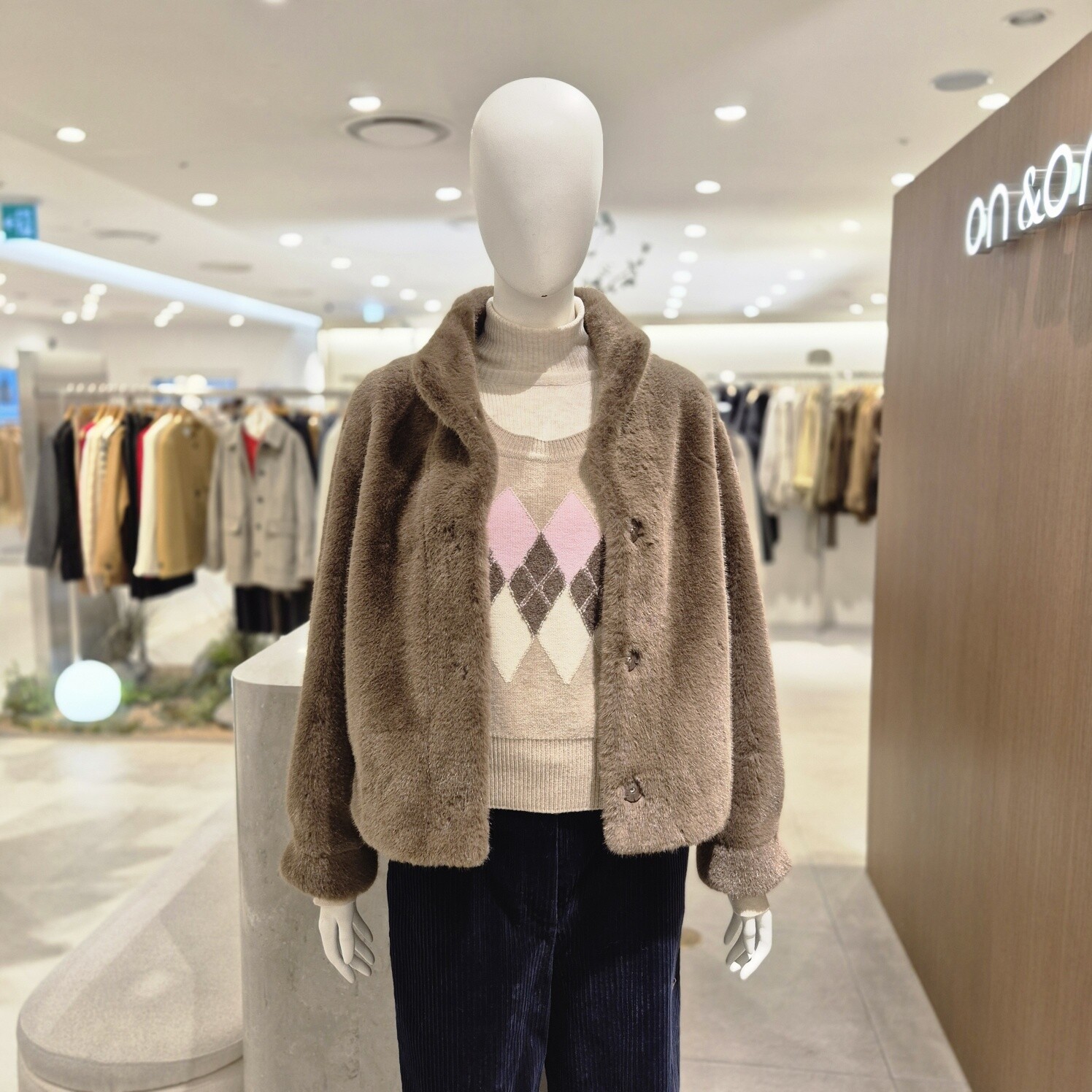 온앤온(아울렛) 하이넥 페이크 밍크자켓 NJF5WJC99