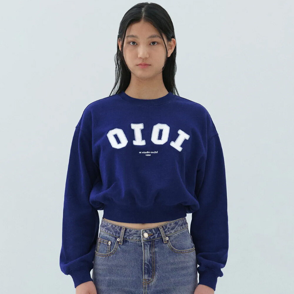 오아이오아이 컬렉션 [오아이오아이컬렉션]시그니처 부클 크롭 맨투맨 [BLUE]