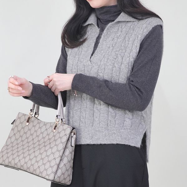 애비뉴투지 [하프클럽/애비뉴투지]애비뉴투지 엄마옷 울 죠니 카라 트임 꽈배기 도톰한 여성 가을 겨울 니트 조끼 V01539