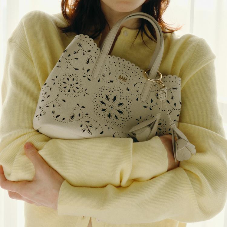 닥스_핸드백 (쇼핑백동봉) 아이보리 소가죽 플라워 펀칭 토트백 S DCBA6E585IV