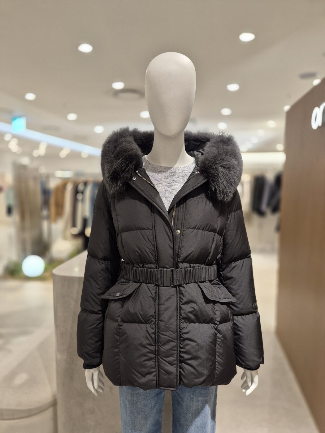 상세참조 온앤온(아울렛) NJP4WMB99 폭스퍼 슬림핏 다운점퍼