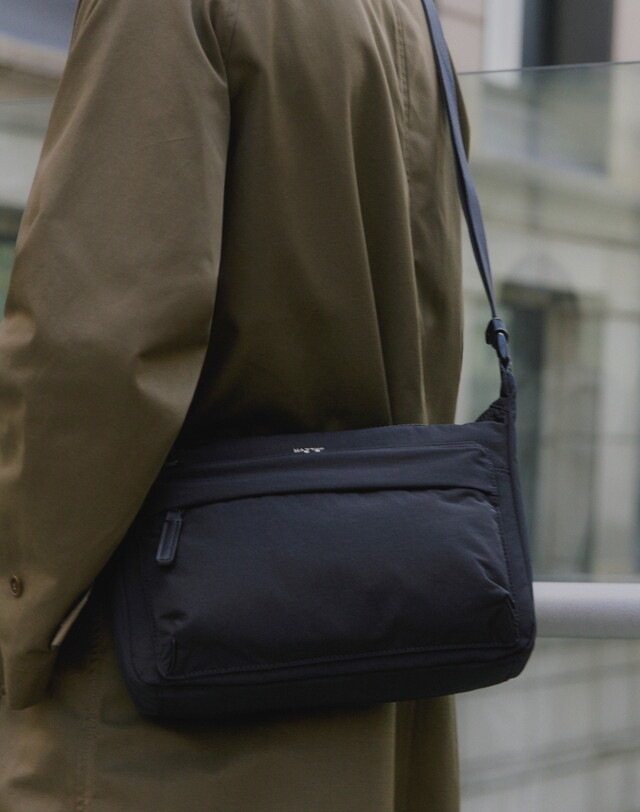 헤지스ACC [헤지스 액세서리] [26FW] HJBA6F340BK HATCHBAG11인치 스마트패드 수납가능 블랙 나일론 크로스백