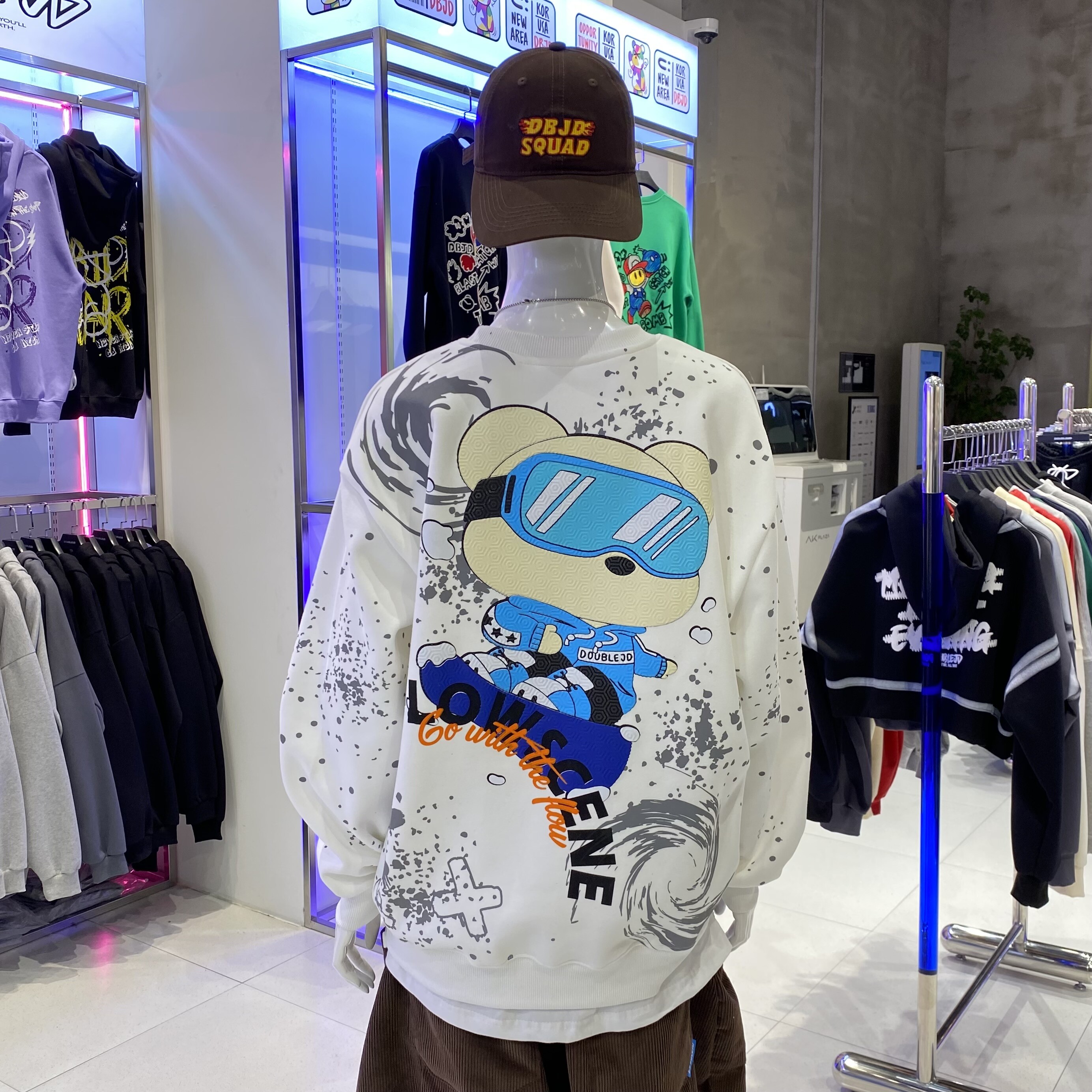 DOUBLEJD [AK수원점] [더블제이디] [남녀공용]뒷면 보드베어 기모 맨투맨 2색상 2치수