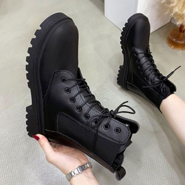 제조자:다움 오너클랜 [오너클랜]인기상품 우먼 사이드디자인 밴딩구조첼시슈즈 롱부츠 레이스디자인 모던 밀리터리부츠 여행활동 신발류 글래디 에디 [WFLKM0P_260303]