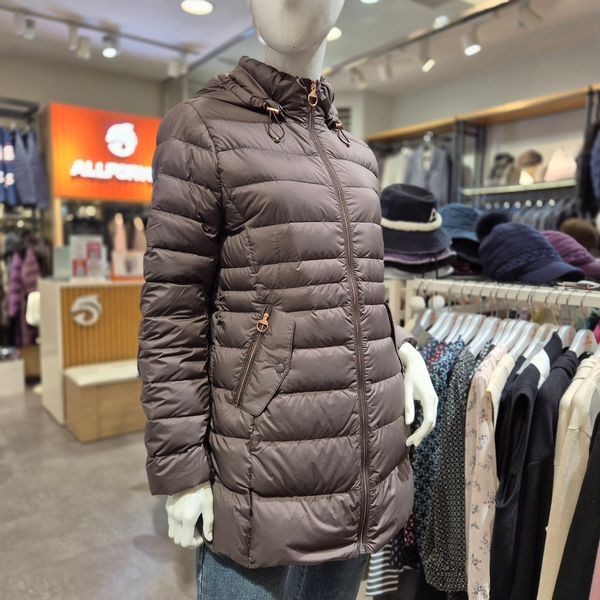 올포유 [하프클럽/올포유]여성-부드럽고 가벼운 20데니어 폴리 소재/엉덩이 덮는 기장으로 허리선 다트라인 넣어 날씬하게 보이는 중기장 머스코비  점퍼-WDJN9271