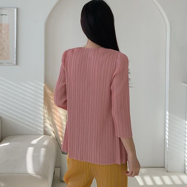 신상오픈런 [하프클럽/신상오픈런]카안르 플리츠 여성 중년 티셔츠 크루넥 7부 주름디테일