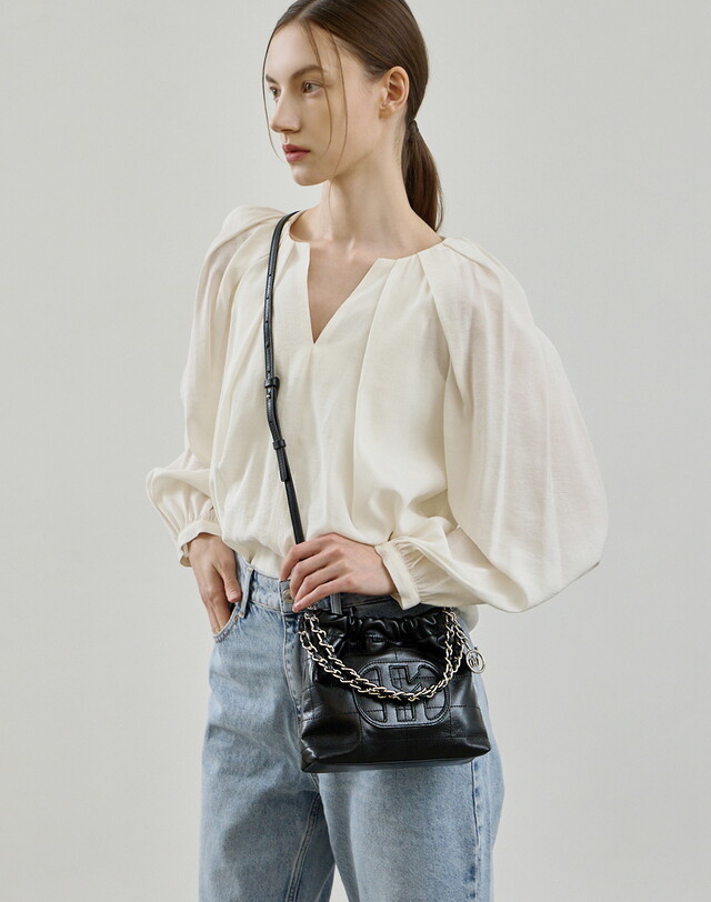 헤지스ACC [헤지스 액세서리] [26FW] HIBA6F543SV 주말한정 특가H20크링클 H패치 블랙 레더 퀼팅 실버체인 호보 숄더백 S