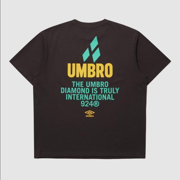 셀러허브 스포츠 엄브로 팝러쉬 프레쉬 그래픽 반팔 티셔츠 /  DARK CHARCOAL UR121CRS35