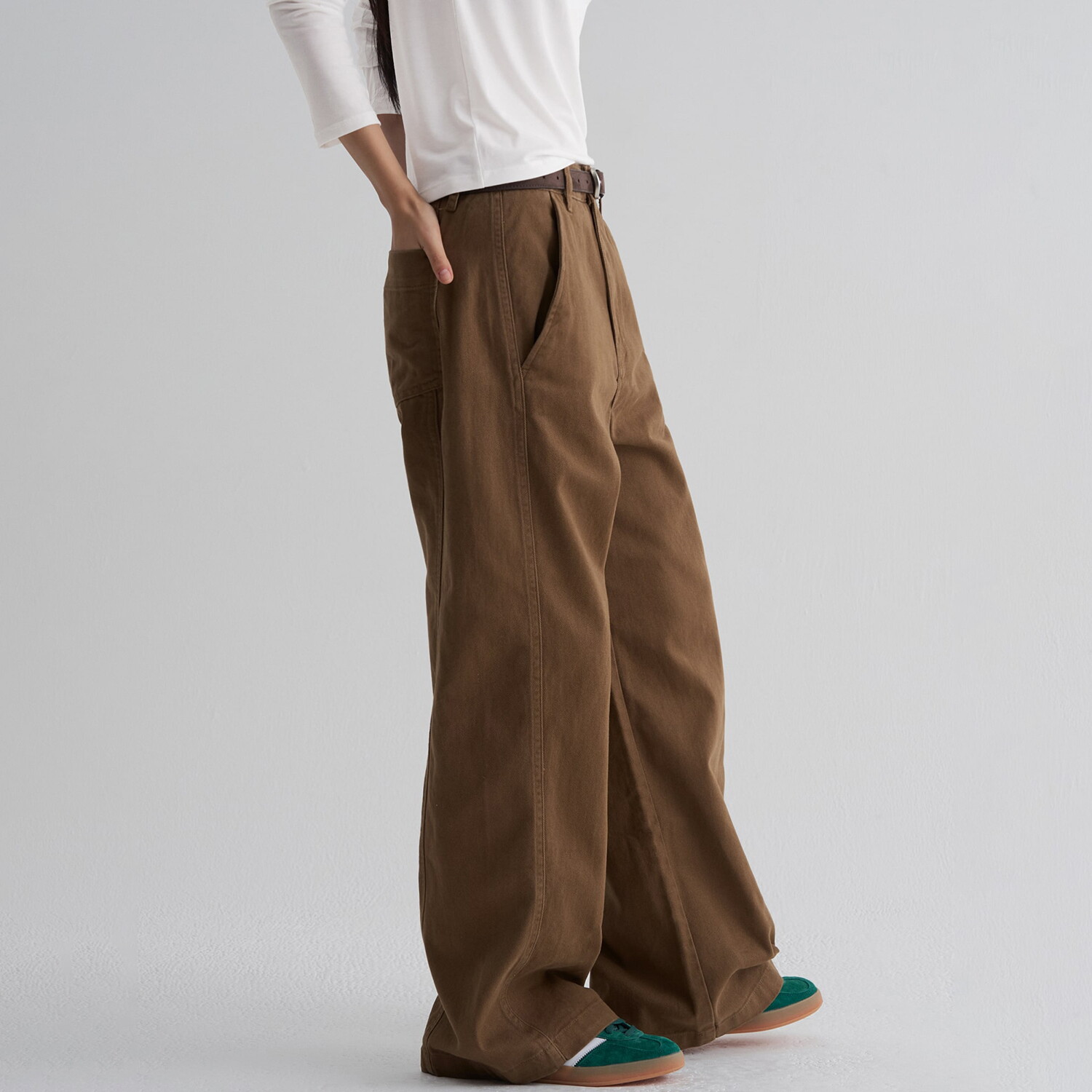 상세참조 에잇세컨즈 여성 피치 코튼 트윌 커브드 팬츠  브라운 325X21LY5D