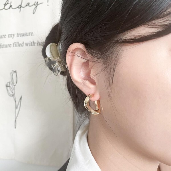 신상오픈런 [하프클럽/신상오픈런]모이네 이어링 금색 베이직 미니멀 깔끔 여성