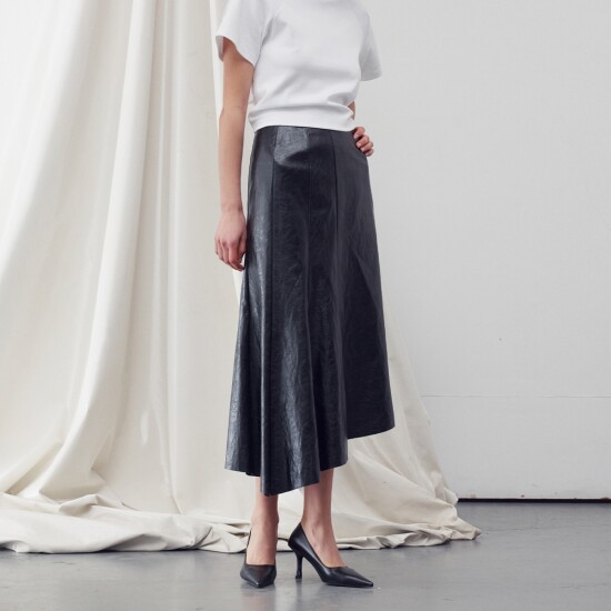 [리이][리이] ASYMMETRIC VEGAN LEATHER SKIRT BLACK