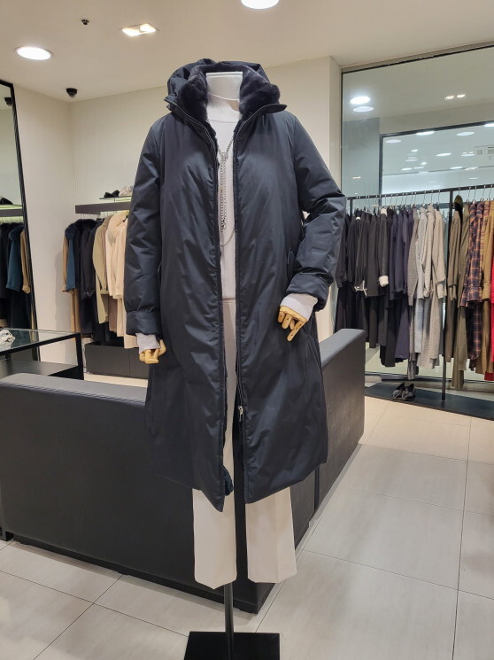 더아이잗컬렉션(THEIZZATCOLLECTION) (롯데아울렛)(더아이잗컬렉션)밍크 카라 장식 구스다운(CLCA2PD09)