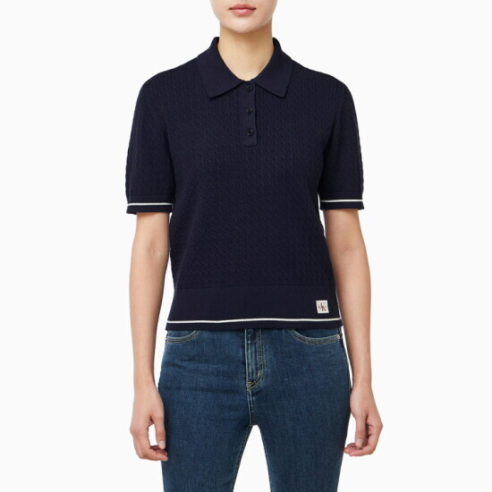 CKJ 여성 우븐라벨 크롭드 케이블 스웨터 47F320G