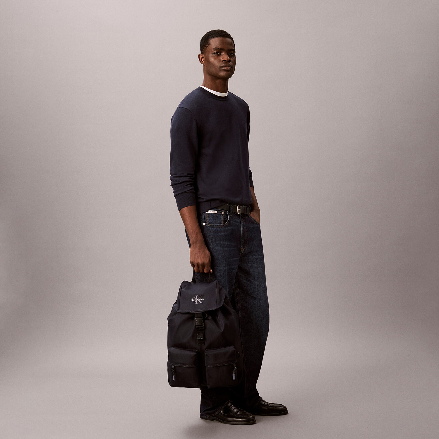 캘빈클라인 진 [CK ACC] 남녀공용 볼드 로고 나일론 플랩 백팩 4D3270G CEF