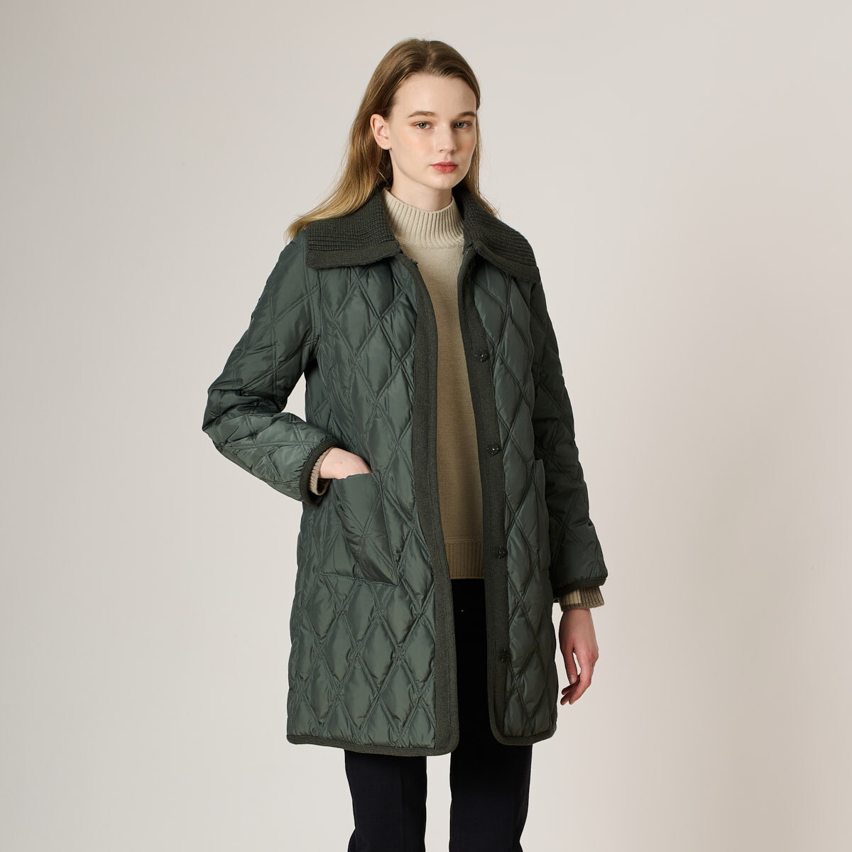 비씨비지(아울렛) 드로우스트링 니트카라 구스 다운 B4D9F803 (B3W9F803)